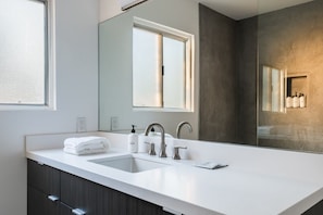 Shower, hair dryer, towels, shampoo - Hidden Valley Cottage by Homestead Modern w/ Pool (Joshua Tree)