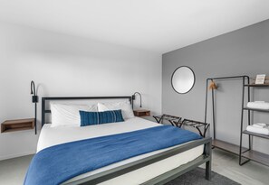 2 soverom, skrivebord, strykejern/-brett og reiseseng for barn