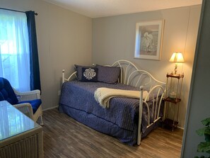 3 habitaciones, tabla de planchar con plancha y cuna de viaje