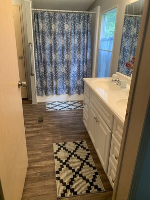 Ensemble douche/baignoire, sèche-cheveux, serviettes fournies, savon