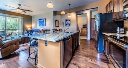 Luxury condo in the heart of Town of WP. Access to pool, hot tub & pool table