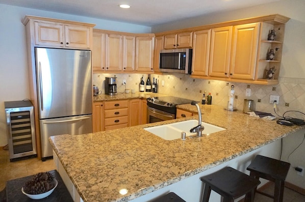 Condo, 1 Bedroom | Private kitchen | Fridge, oven, coffee/tea maker, toaster