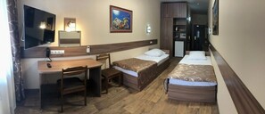 Kahden hengen comfort-huone (kaksi sänkyä) | 1 makuuhuone, minibaari, tallelokero huoneessa, työpöytä