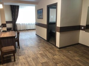 Junior Suite | Minibar, in-room safe, desk, laptop workspace