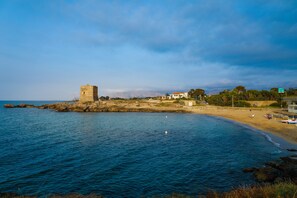 Una spiaggia nelle vicinanze, lettini da mare