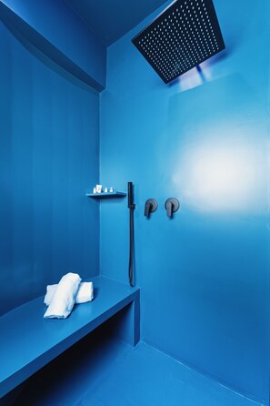 Douche, sèche-cheveux, serviettes fournies, savon