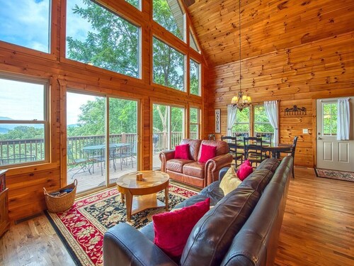 5 BD 3 BA Log Cabin Sleep 13 Long Range Views Hot Tub, Game Room Wifi Garage