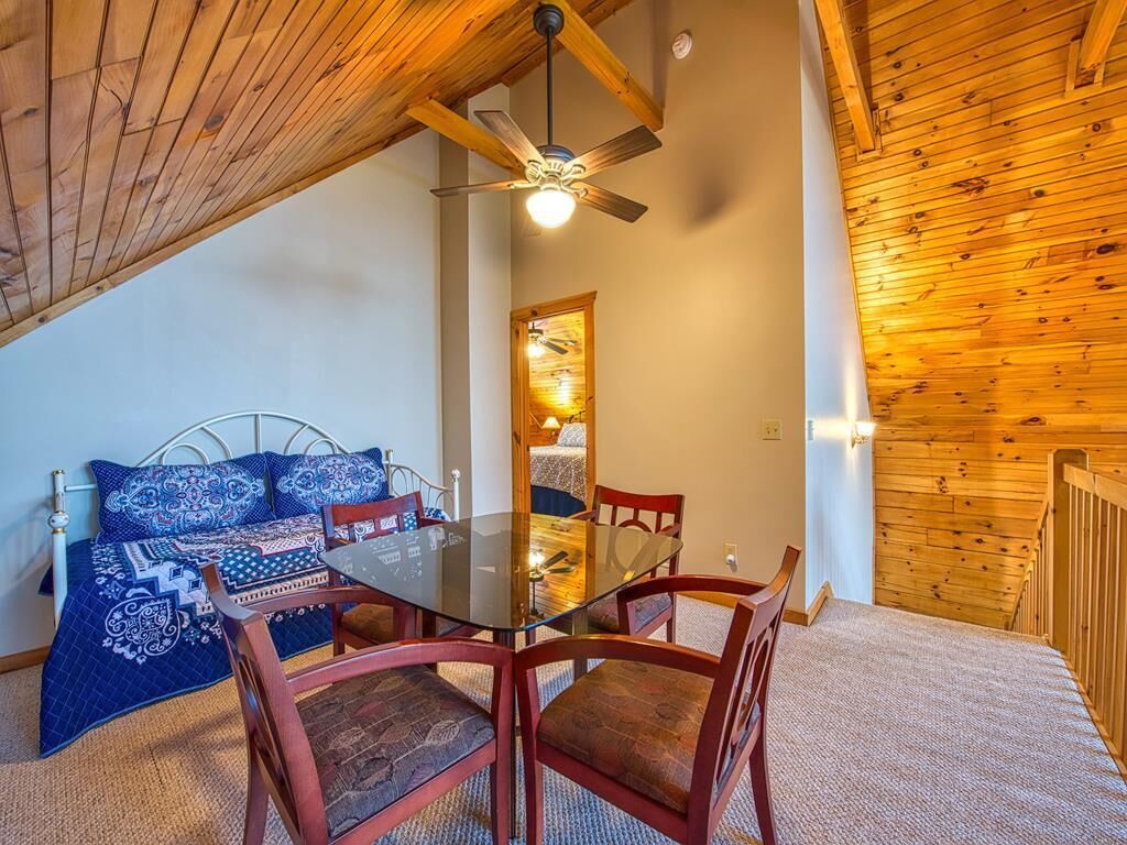 5 BD 3 BA Log Cabin Sleep 13 Long Range Views Hot Tub, Game Room Wifi