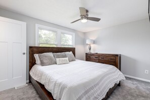 4 bedrooms, iron/ironing board, WiFi, bed sheets