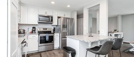 Geladeira, micro-ondas, fogão, cooktop