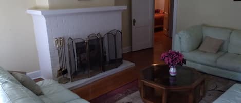 Televisión y chimenea