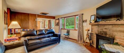 TV, fireplace