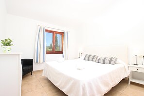 3 chambres, coffres-forts dans les chambres, fer et planche à repasser