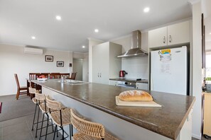 Fridge, microwave, dishwasher, toaster - Paradise in Pohara - Pohara Beach Holiday Home (Pohara Beach)
