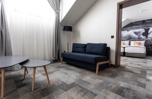 Familierom | Allergitestet sengetøy, minibar, safe på rommet og skrivebord