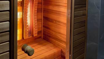Una sauna de madera con banco y calentador.