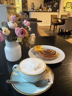 Café da manhã com buffet grátis todos os dias