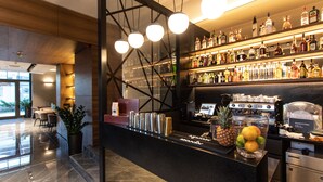 Un bar moderno con suelo de mármol pulido, una estantería repleta de licores y una máquina de café.