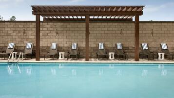 Piscina a l'aire lliure (horari: 07:00-22:00), para-sols i gandules