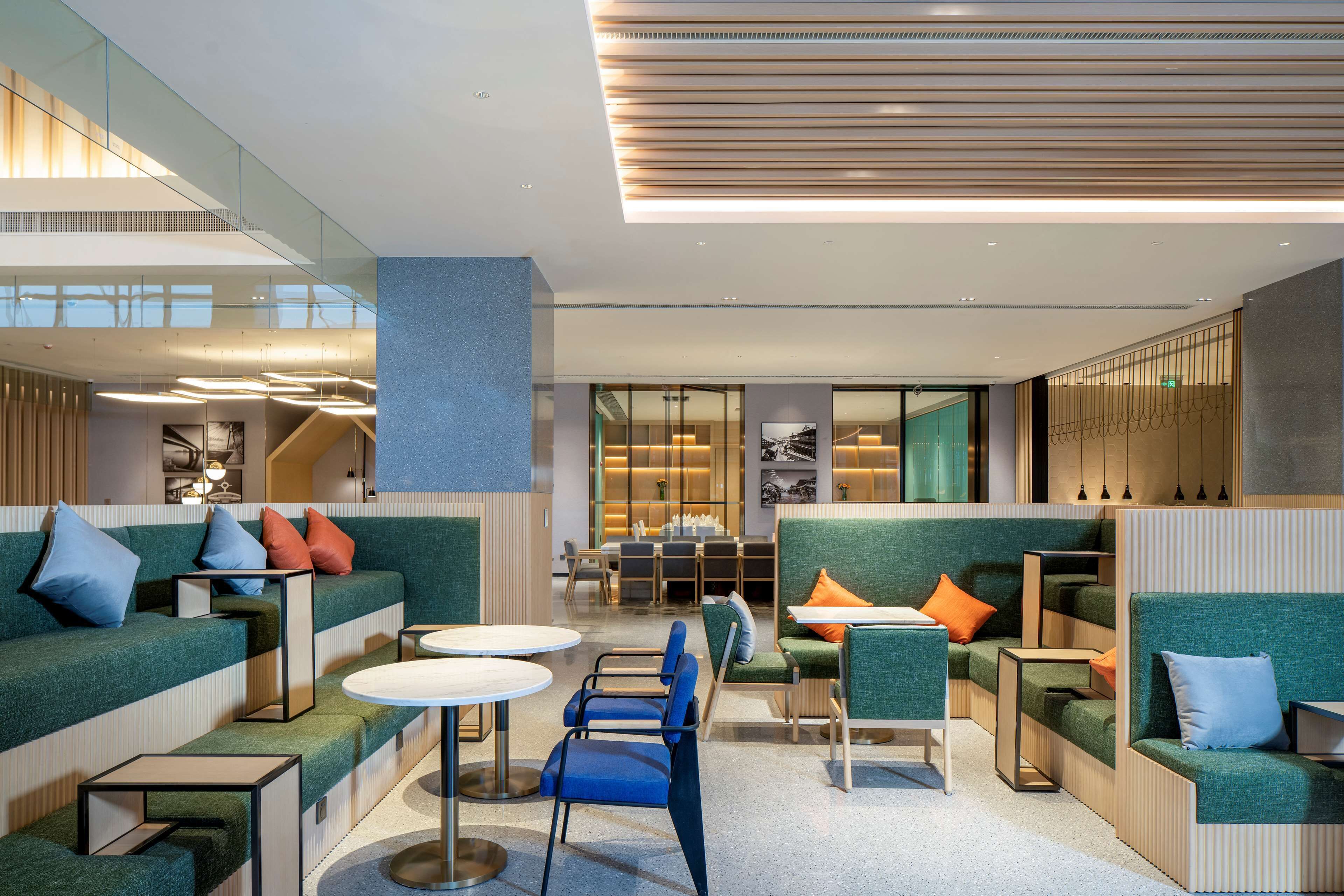 Daily buffet breakfast (CNY 60 per person)