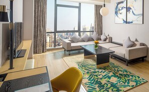 أغطية فراش متميزة وألحفة محشوة بالريش وخزنة داخل الغرفة ومكتب