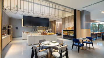 Café da manhã com buffet todos os dias mediante uma taxa