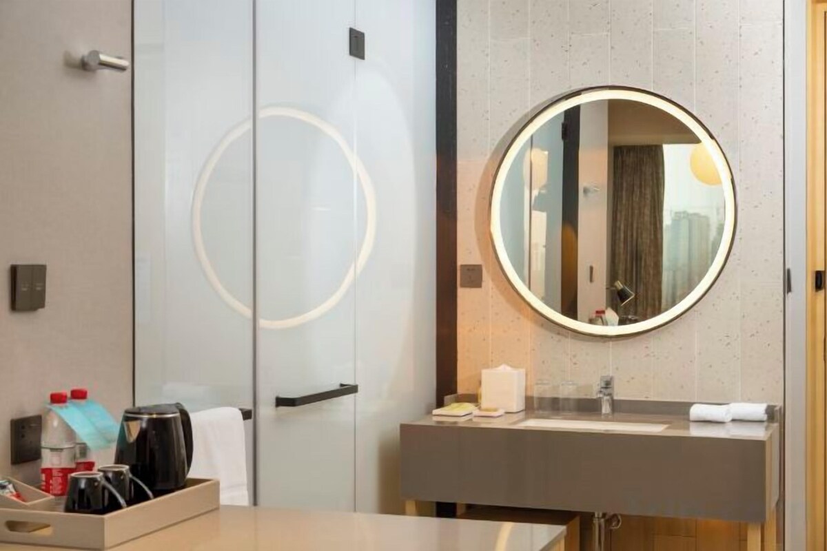 Shower, rainfall showerhead, free toiletries, hair dryer