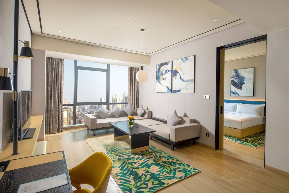 Suite Deluxe, 1 chambre | Coin séjour | Télévision LCD de 49 pouces avec chaînes par câble, télévision