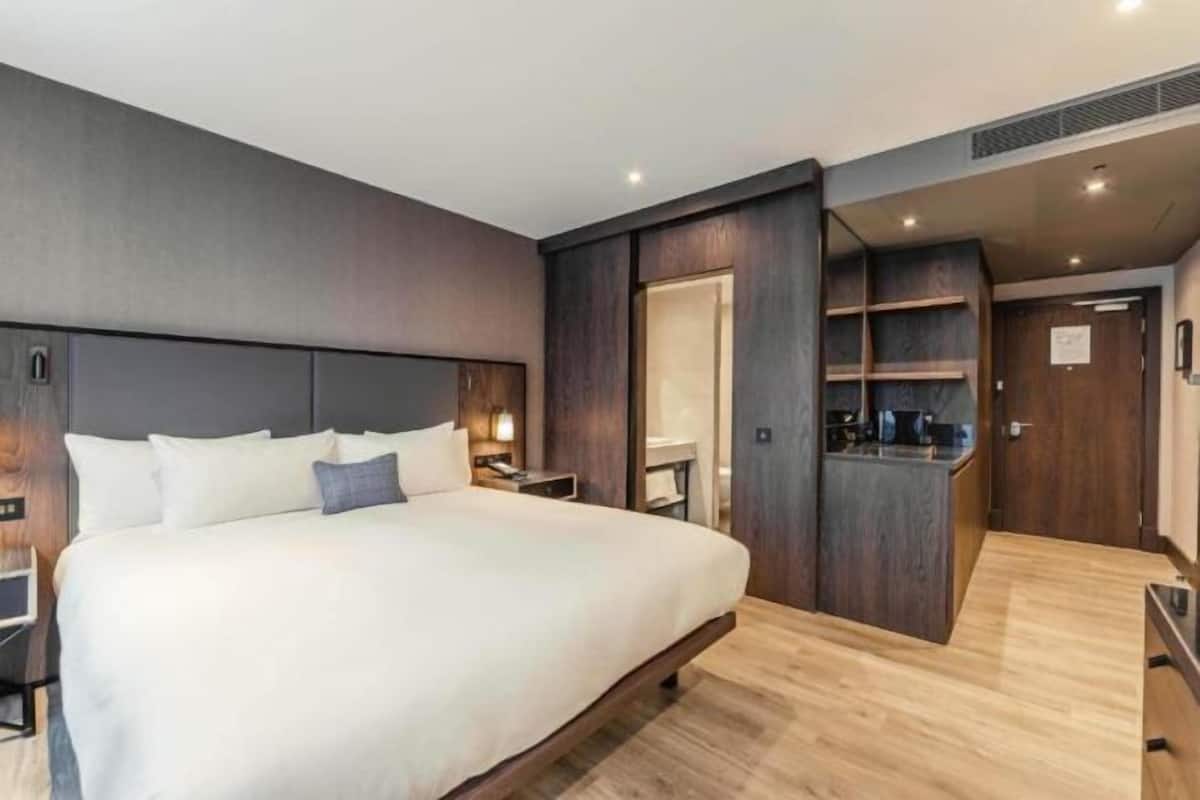 Luxe beddengoed, een kluis op de kamer, een laptopwerkplek