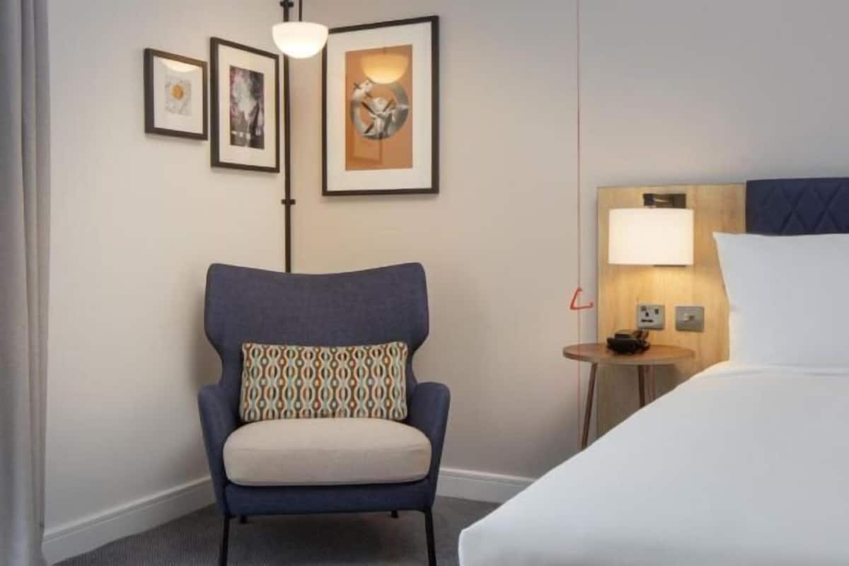 Luxe beddengoed, een kluis op de kamer, een laptopwerkplek