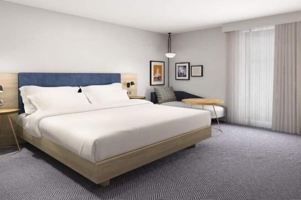 Luxe beddengoed, een kluis op de kamer, een laptopwerkplek