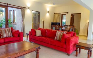 Villa majestueuse | Salle de séjour | Téléviseur