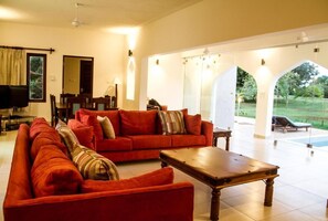 Villa majestueuse | Salle de séjour | Téléviseur