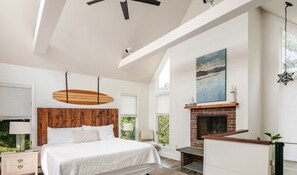 Een bureau, een strijkplank/strijkijzer, wifi, beddengoed