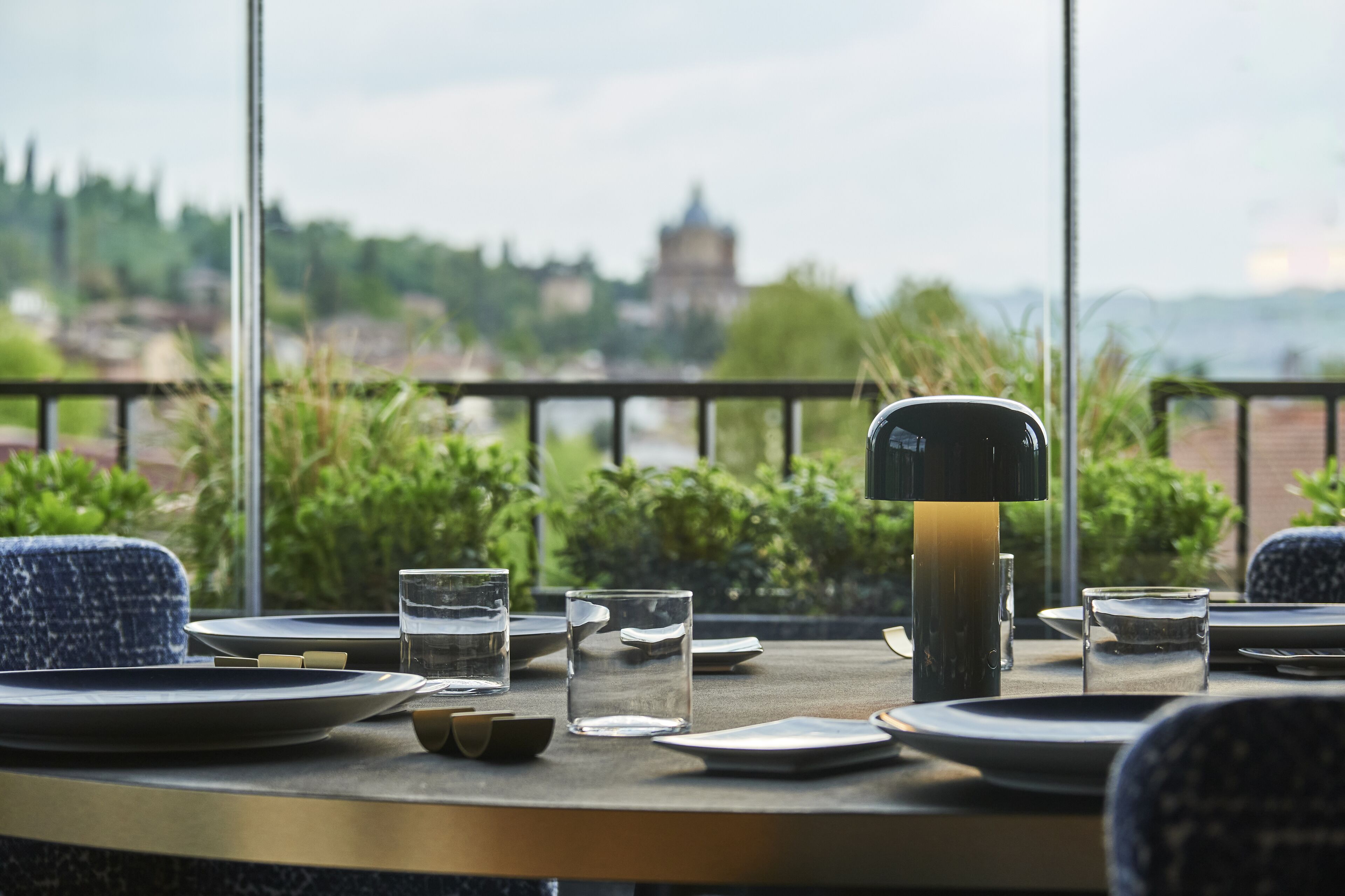 2 か所のレストラン、ランチ、ディナーに営業 (イタリア料理)