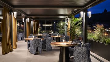 2 restaurants, lunch, dinner served; Italian cuisine
