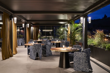 2 restaurants, lunch, dinner served; Italian cuisine