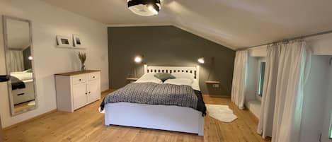 1 habitación, tabla de planchar con plancha y cuna de viaje