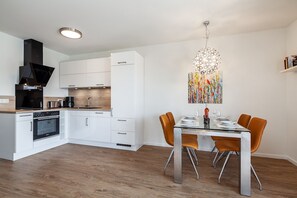 Refrigerador con freezer, microondas, horno, placa de cocina