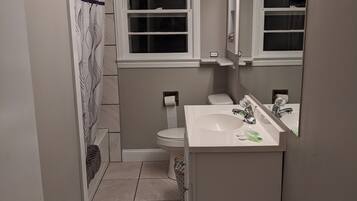 Combined shower/bathtub, hair dryer, towels, soap