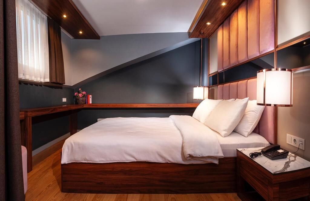 Egyptian cotton sheets, premium bedding, minibar, laptop workspace