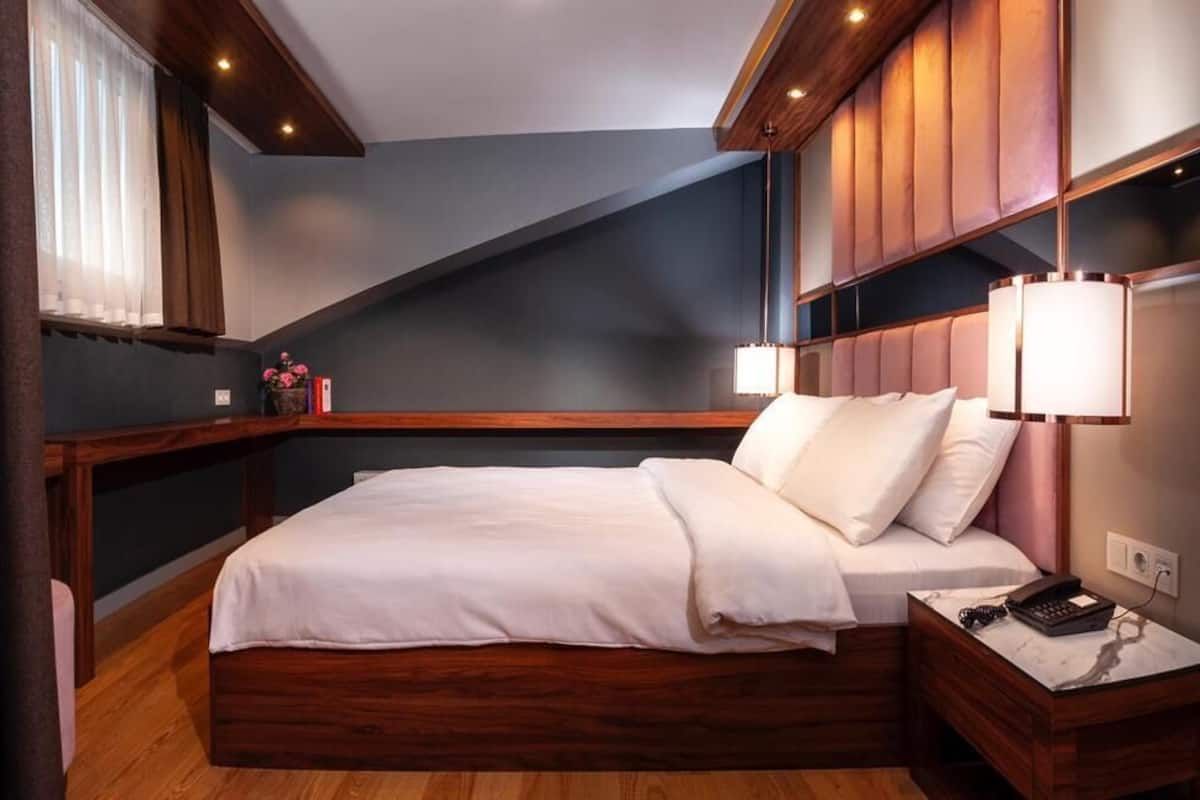Egyptian cotton sheets, premium bedding, minibar, laptop workspace