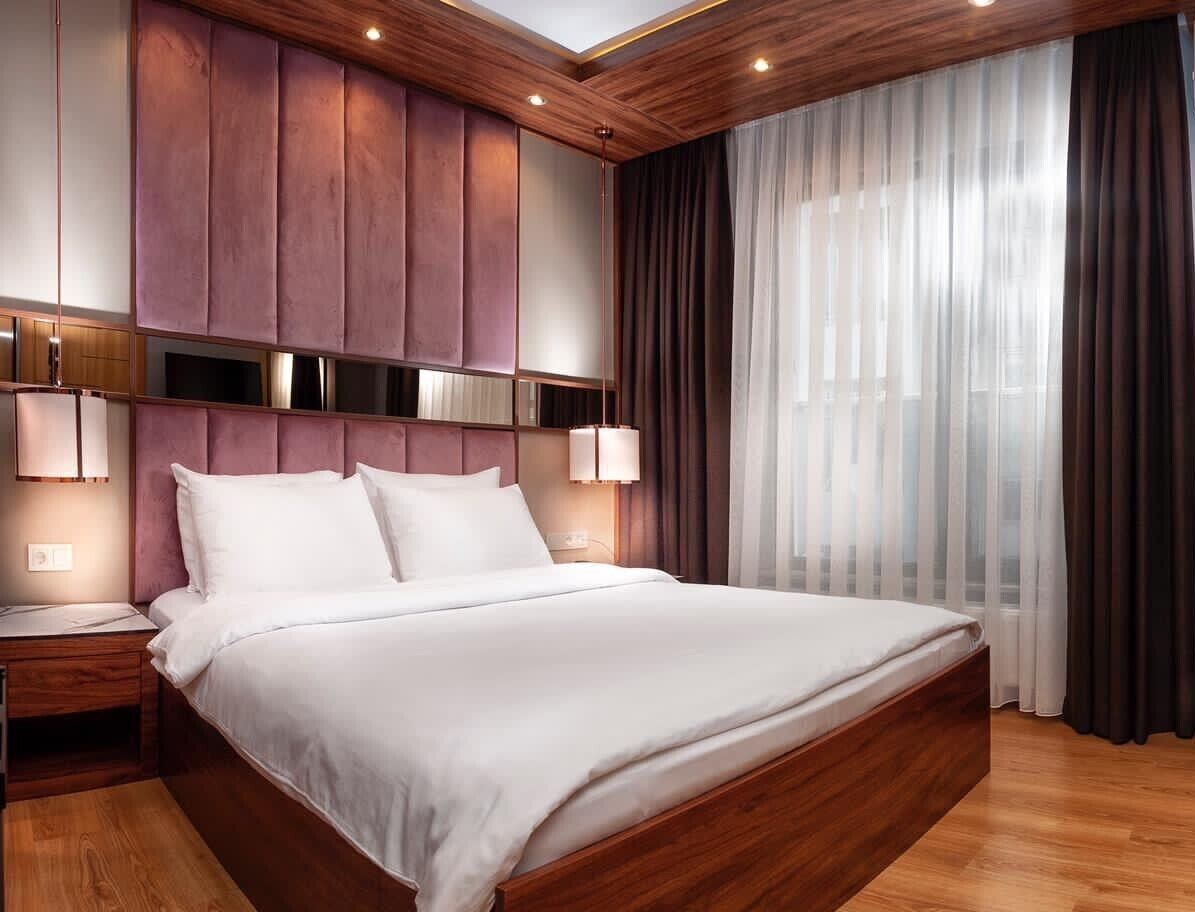 Egyptian cotton sheets, premium bedding, minibar, laptop workspace