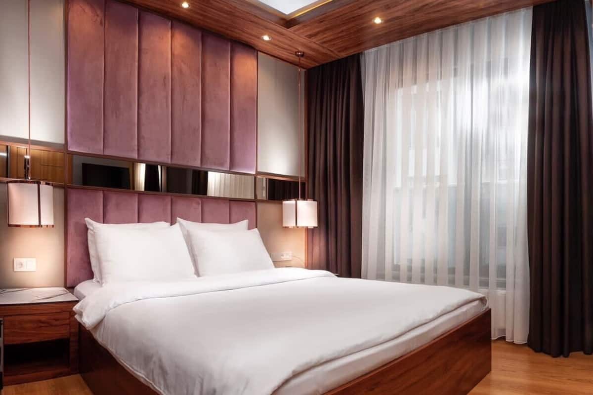Egyptian cotton sheets, premium bedding, minibar, laptop workspace