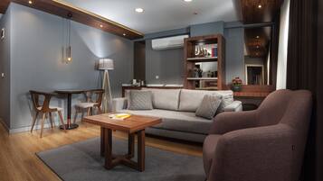 Suite Deluxe | Sala de estar | Televisión LCD de 82 cm con canales por satélite, una televisión