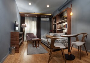 Suite – superior | Oppholdsområde | En 82-centimeters LCD-TV med Parabol-TV samt TV