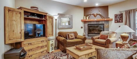 Smart TV, chimenea, reproductor de DVD y libros