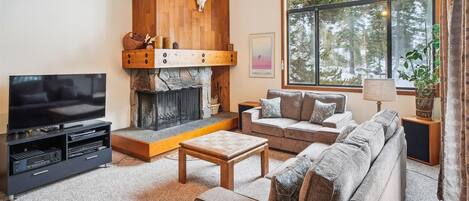 Una televisión, una chimenea, un reproductor de DVD