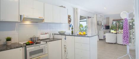 Frigorífico, microondas, horno y placa de cocina