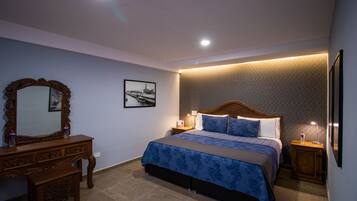 Business Studio Suite | Down comforters, individually decorated, iron/ironing board, free WiFi